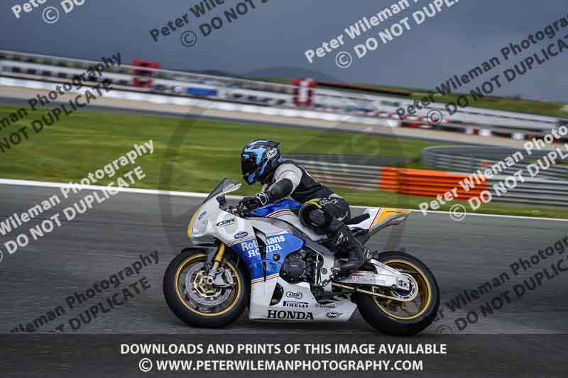 cadwell no limits trackday;cadwell park;cadwell park photographs;cadwell trackday photographs;enduro digital images;event digital images;eventdigitalimages;navarra;no limits trackdays;peter wileman photography;racing digital images;trackday digital images;trackday photos